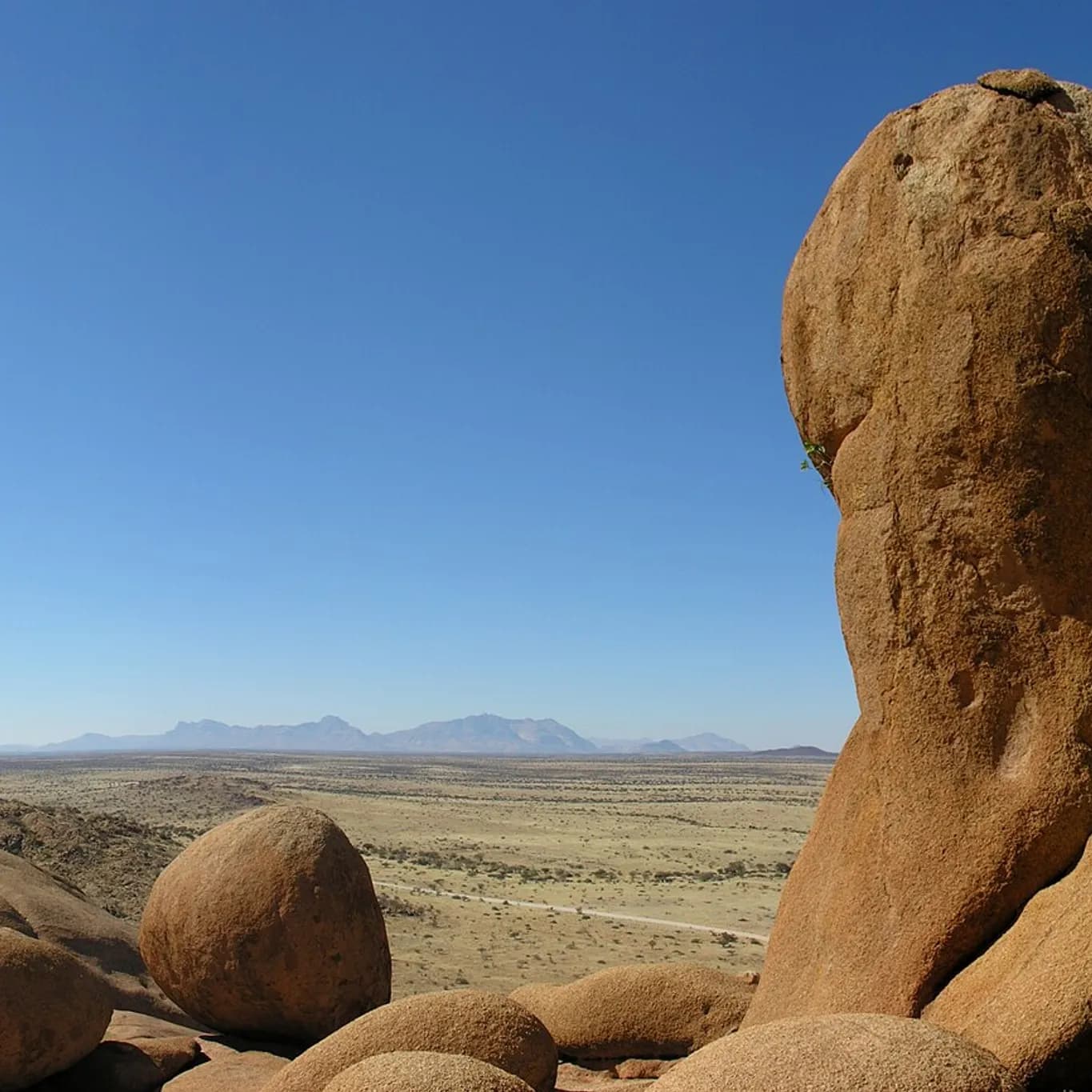 Gebalanseerde graniet klip van die Spitzkoppe bo die woestyvloer