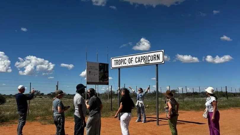 Toergaste saam rondom die Kreefstroppad paaiteken op rooi woestygrond