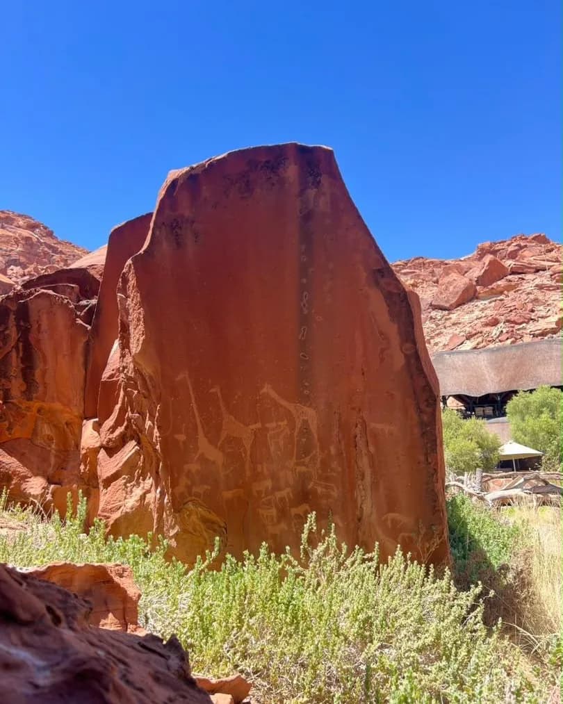 Das Granitmassiv der Spitzkoppe erhebt sich über den Wüstenbusch