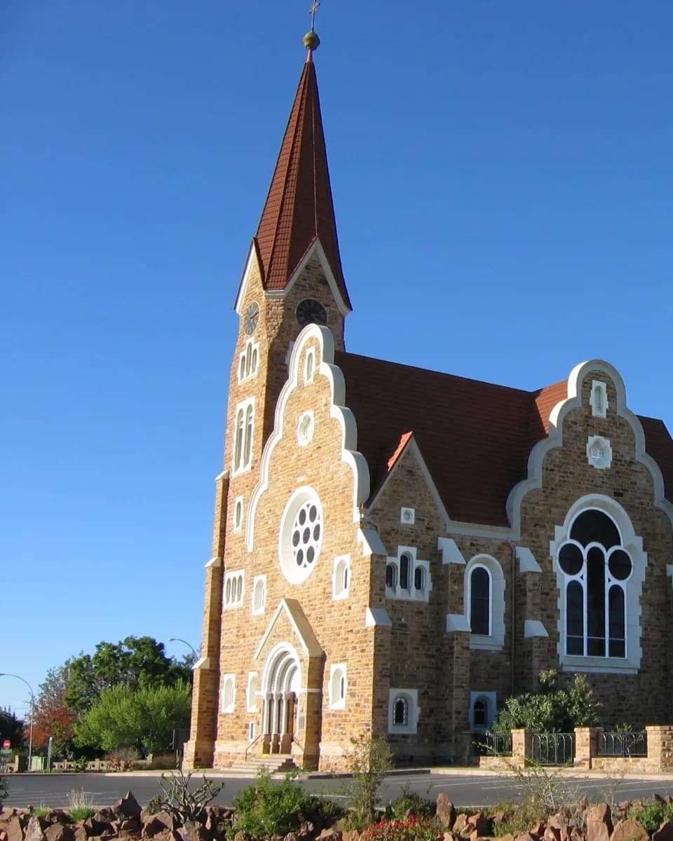 Historische Christuskirche im Zentrum von Windhoek mit ihrem markanten Holzturm vor dem Himmel